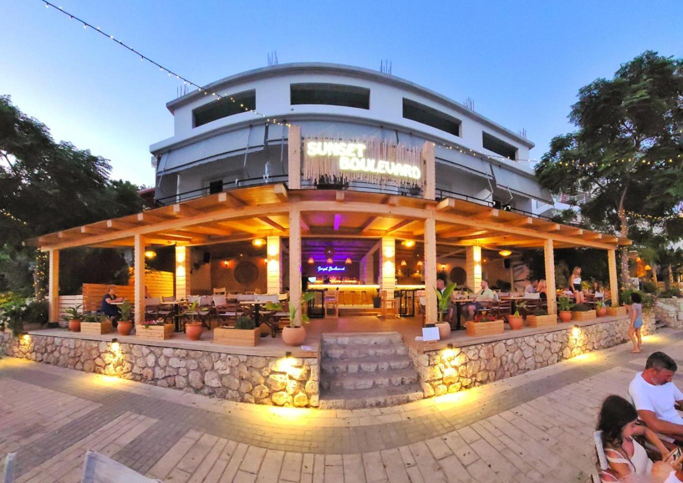 Sunset Boulevard Hotel Qeparo Exteriör bild